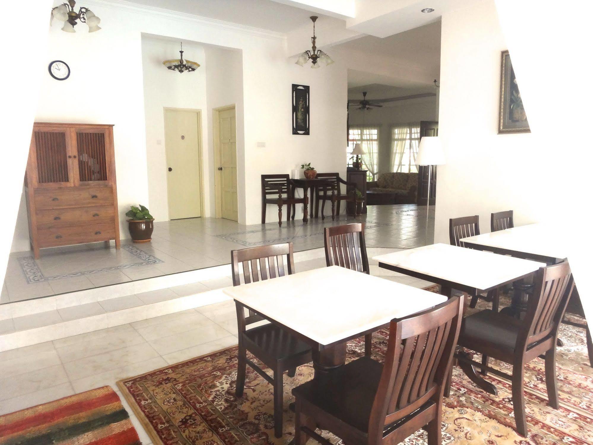 Rumah Putih B&B Near Klia Sepang Ngoại thất bức ảnh